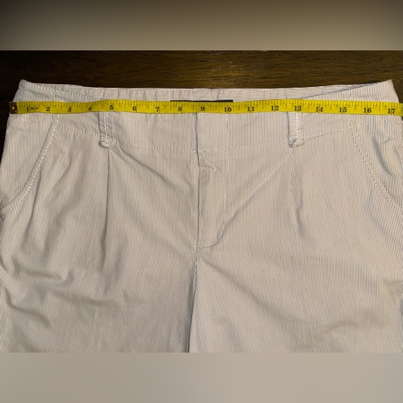 GAP Women’s Shorts Gray Stripes and White Size 10 - Picture 4 of 13